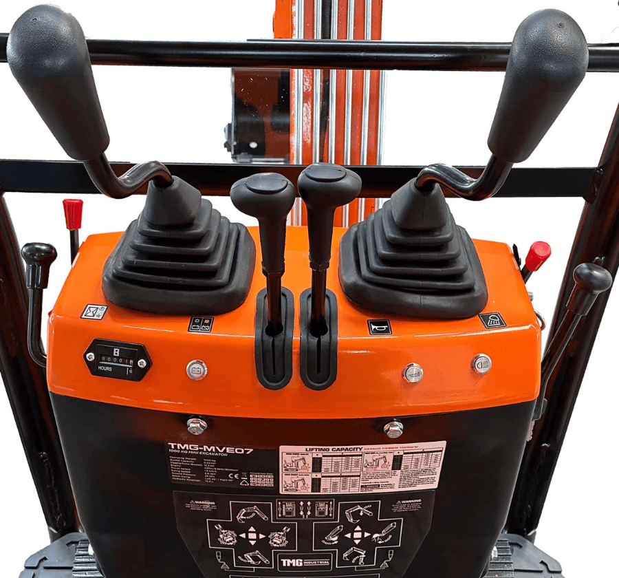 2200lb Compact Mini Excavator - Image 4
